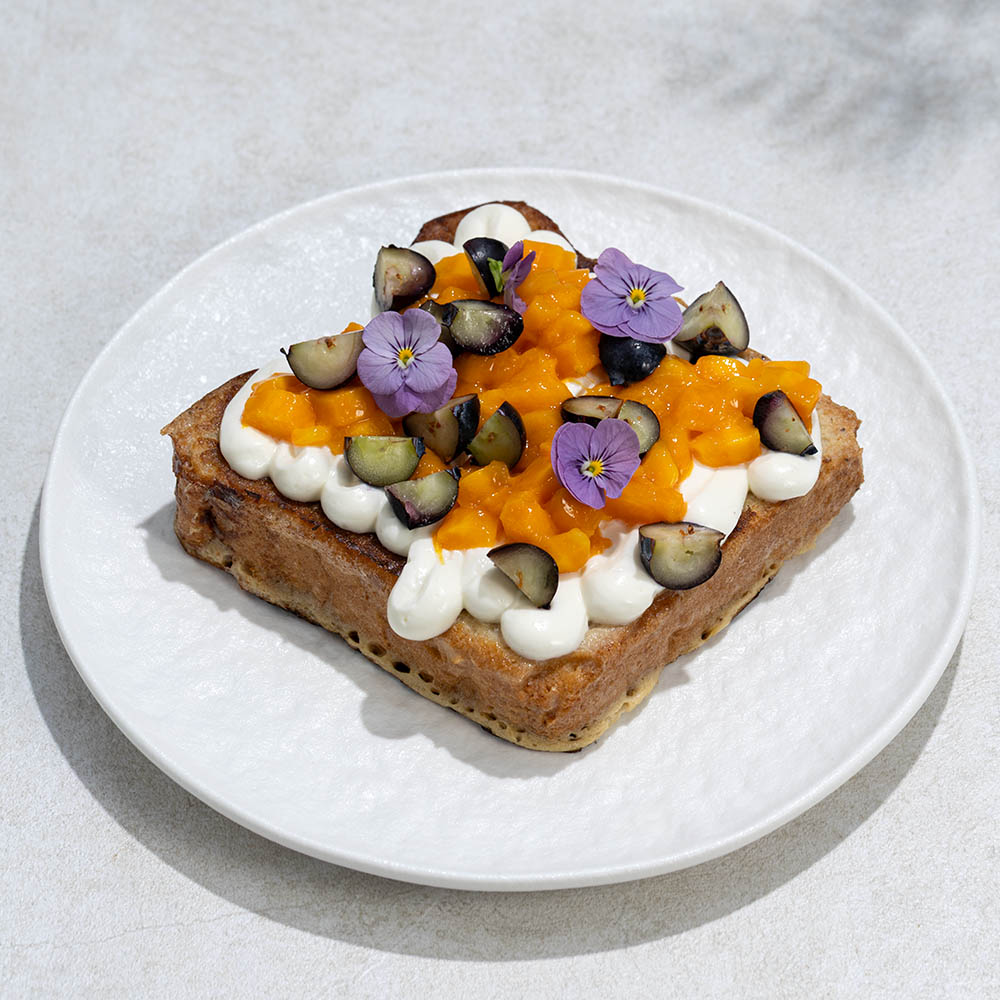 Банановая гренка с сезонными ягодами - КУПИТЬ в СПб с доставкой