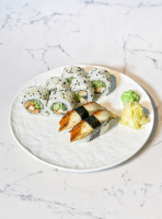 Сет ролл с угрём и нигири угорь