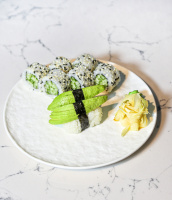 Сет ролл с огурцом и нигири авокадо