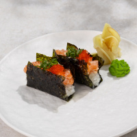 Острый суши с лососем