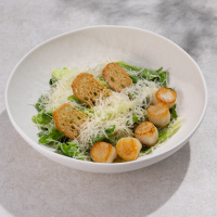 Салат цезарь с гребешком