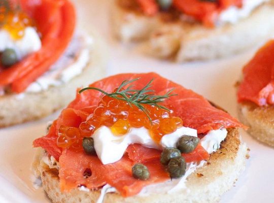 Легкая закуска с лососем и икрой